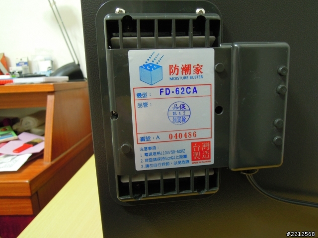 新買的防潮家防潮箱，請問有用過的朋友知道排濕門筏這樣正常嗎?