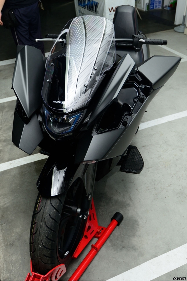 HONDA NM4 奶媽四夜間賞車