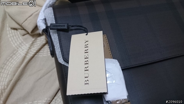 『簡易開箱』Burberry煙燻格紋郵差包。