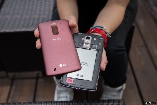 LG G Pro 2 冰晶紅限定版，火熱上市
