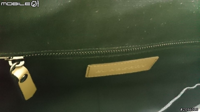 『簡易開箱』Burberry煙燻格紋郵差包。