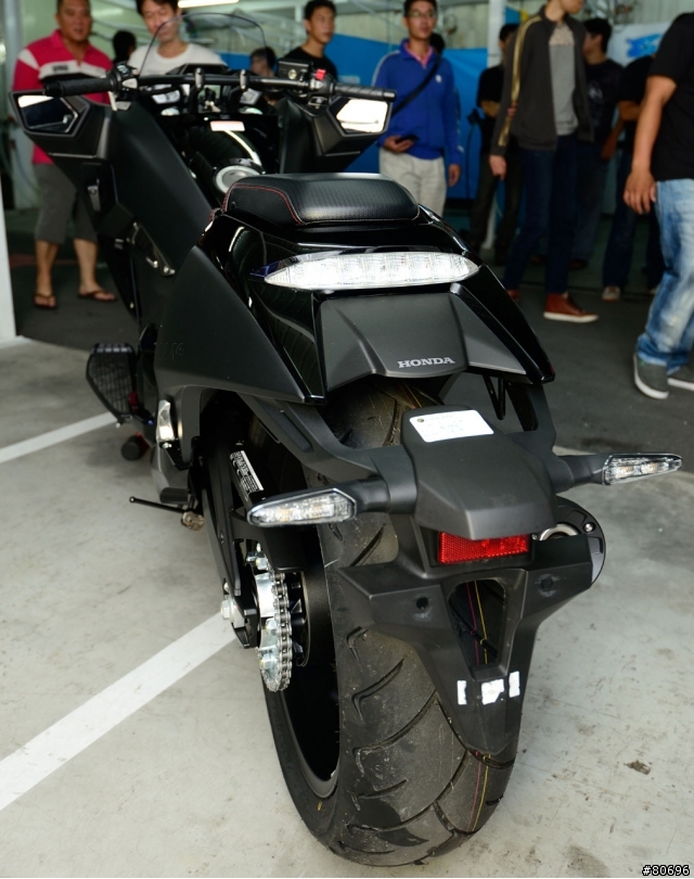 HONDA NM4 奶媽四夜間賞車