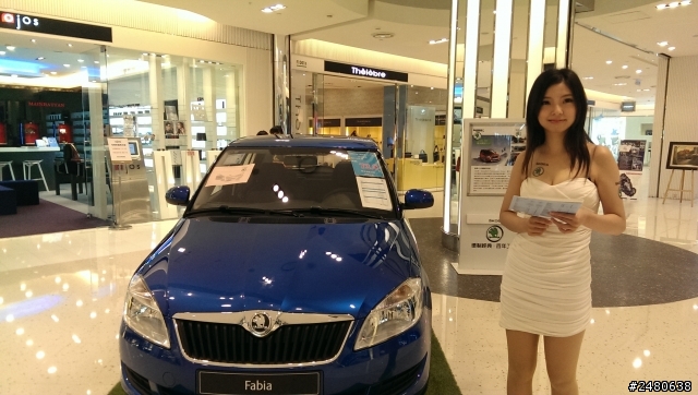 小可跟小E追撞，(在附上夢時代SKODA展車麻豆)