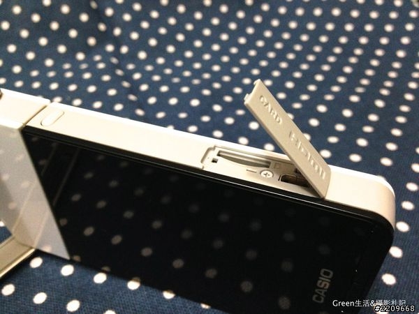[開箱] 每個女孩都想擁有的夢幻工具，CASIO TR35自拍神器