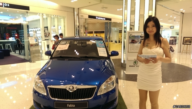 小可跟小E追撞，(在附上夢時代SKODA展車麻豆)