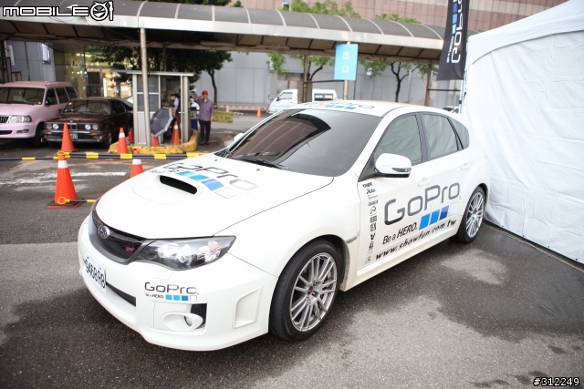 [影音分享]SUBARU城市極限飄移秀 世界級車神甩尾特技(show girl圖多，甩尾為5d2 youtube影片)