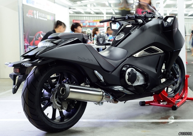 HONDA NM4 奶媽四夜間賞車