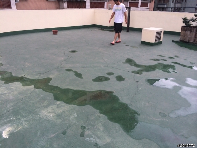 去年12月花錢做的頂樓防水,變這樣....求救