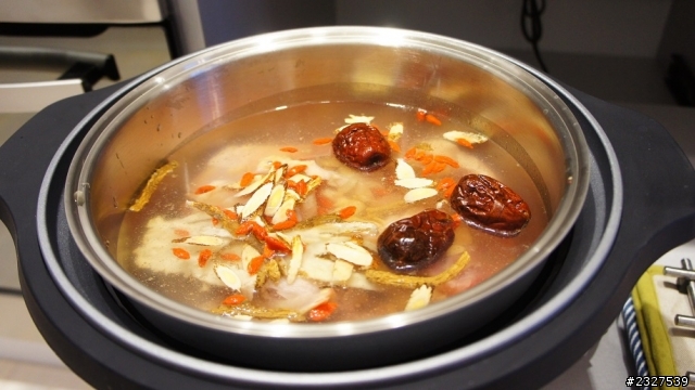 【電鍋料理】藥膳雞湯