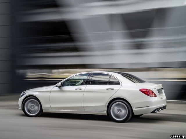 New C-Class (W205)內裝...據說 7月出現...若團購有人要參加嗎...?