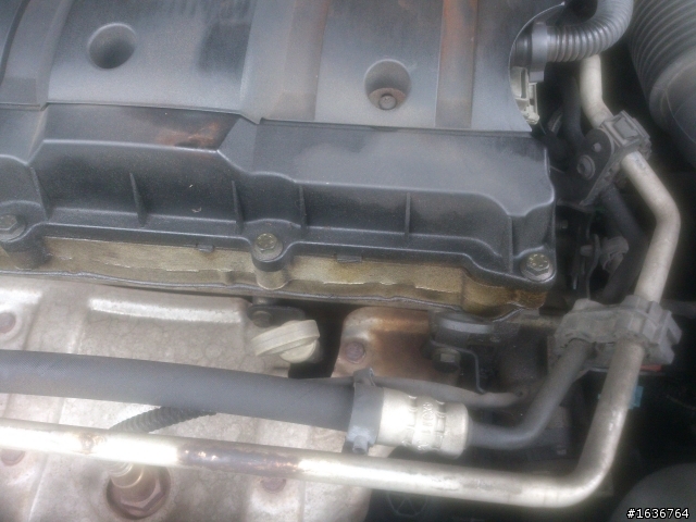 Peugeot 206 雪地燈及S燈交替閃爍  引擎殼上方一小堆褐色粉墨,引擎或方向機油封有縫隙