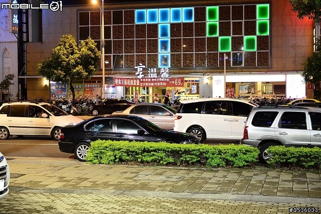 白色我朋友的M7 Turbo、白色我的MPV，一樣愛的最大分母！