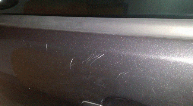 車在大潤發地下停車場被刮傷好幾道...這樣的警告方式很不好