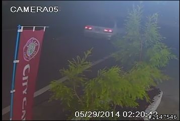 求救 被汽車惡意衝撞 希望能幫忙辨識車牌