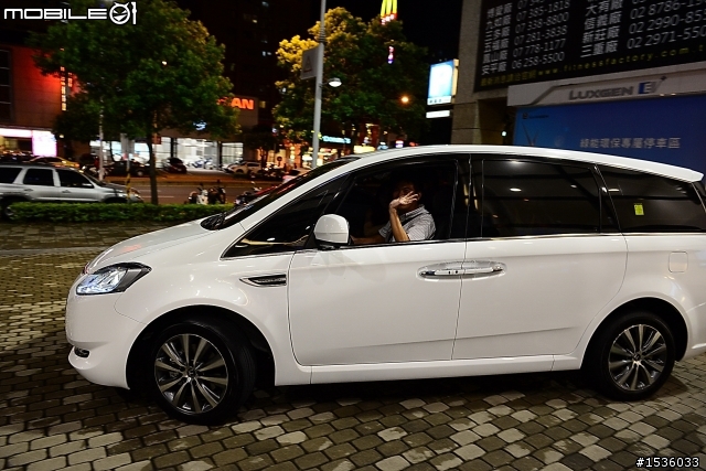 白色我朋友的M7 Turbo、白色我的MPV，一樣愛的最大分母！