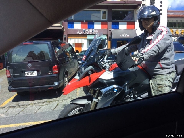 彎道逆向超車被按喇叭不爽