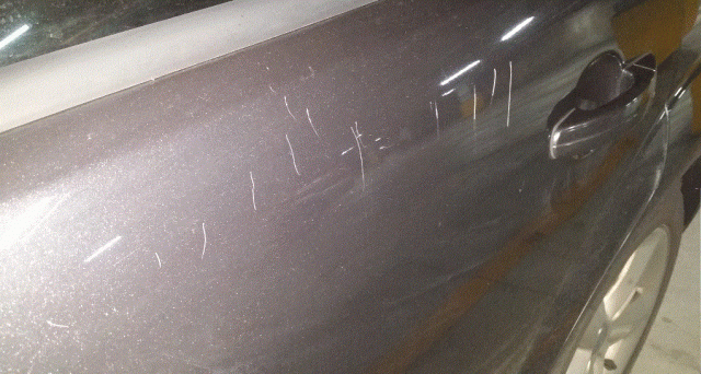 車在大潤發地下停車場被刮傷好幾道...這樣的警告方式很不好