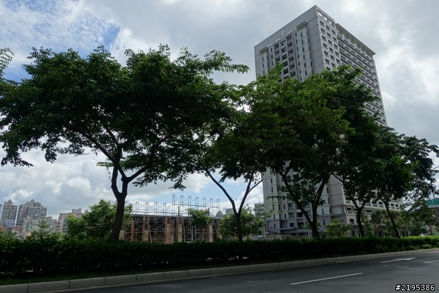 五期永恒天詩旁的空地開始搭接待中心了