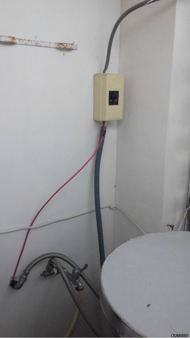 DIY電熱水器220V並接冷氣用插座是否可行