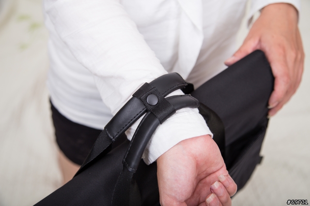 Targus T-1211 15.6吋電腦包，女生揹也不突兀