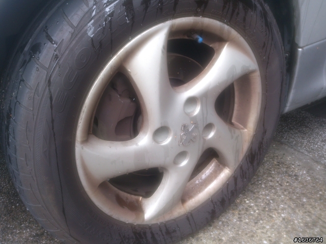 Peugeot 206 雪地燈及S燈交替閃爍  引擎殼上方一小堆褐色粉墨,引擎或方向機油封有縫隙