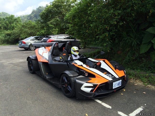 上午騎106縣道，後視鏡撇見跑車轟隆響，讓邊過......