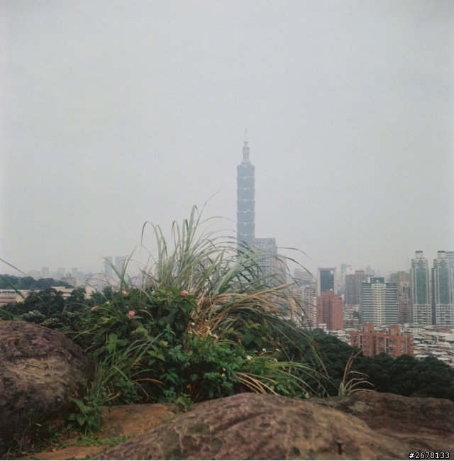 試用LOMO出的120底片(ISO100)