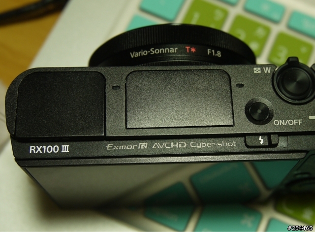 請問 RX100M3 觀景窗收起來的時候不平整??? 組裝問題？