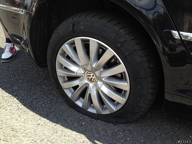 VW Phaeton高速公路爆胎了……