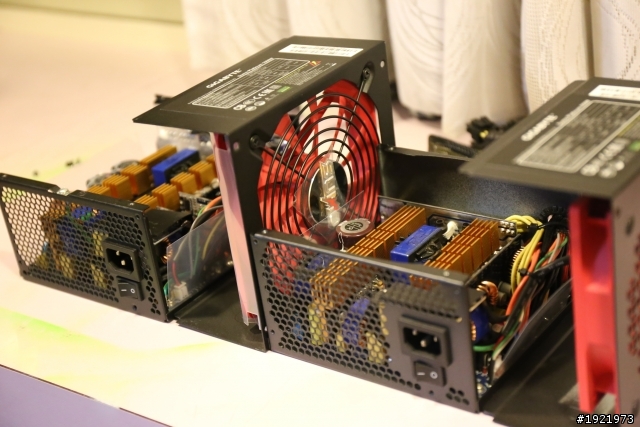 技嘉科技-白金電源供應器SUMO白金牌電源開箱...XD
