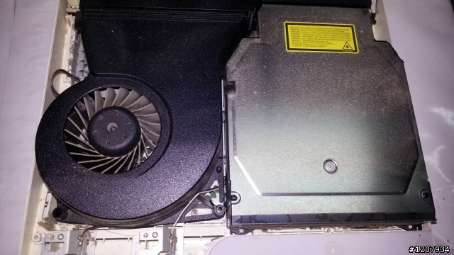 你的PS3薄機主動換散熱膏了沒? 還沒換的請參考這篇薄機換膏分享(有圖)