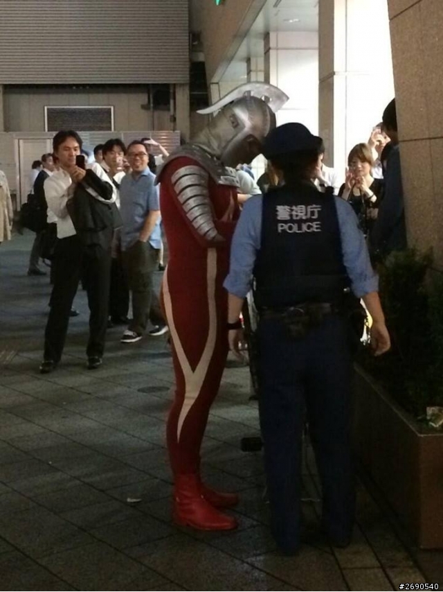 鹹蛋超人下班，慘遭女警…