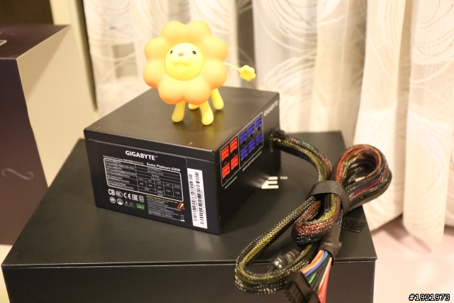 技嘉科技-白金電源供應器SUMO白金牌電源開箱...XD