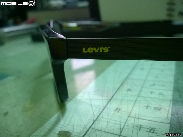 最近配了一隻levis的鏡框,不知道是不是假的