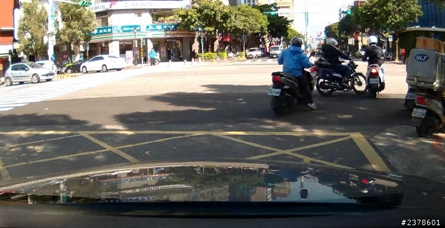 台灣很多這樣騎車開車的奇葩