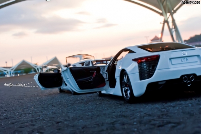 【寫真】東西洋會師─Lexus LFA vs. Lamborghini Gallardo Superleggera 1:18