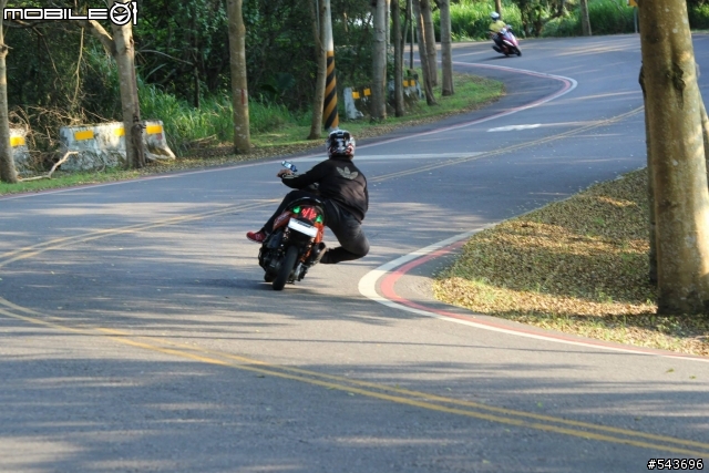 很特別的騎車姿勢