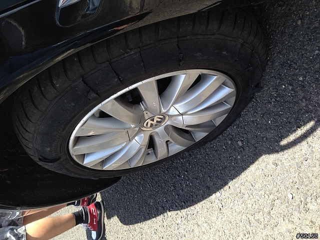 VW Phaeton高速公路爆胎了……