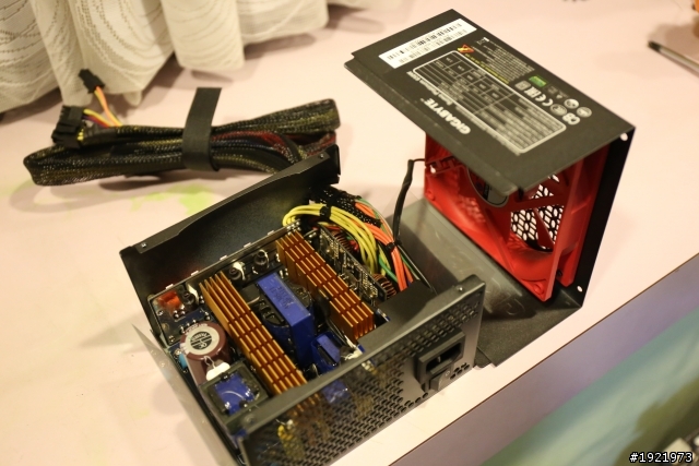 技嘉科技-白金電源供應器SUMO白金牌電源開箱...XD
