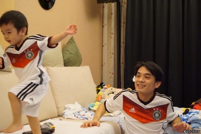 [ 分享] 2014 World Cup 德國國家隊 球員版限量盒裝球衣 & 寶寶版套裝球衣