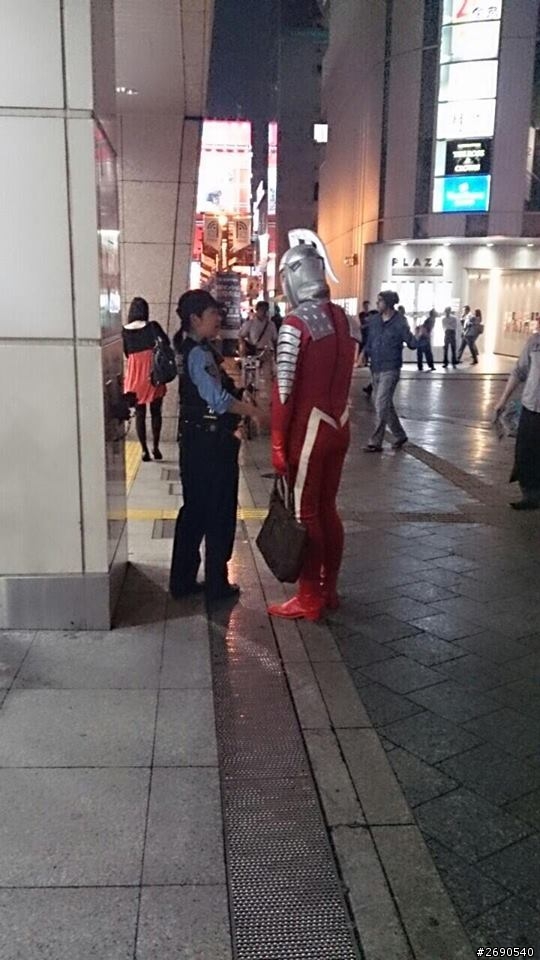 鹹蛋超人下班，慘遭女警…