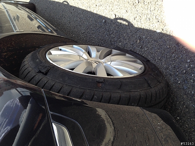 VW Phaeton高速公路爆胎了……