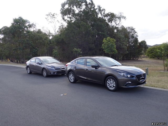 Civic 9 和 2014 Mazda 3 排隊照