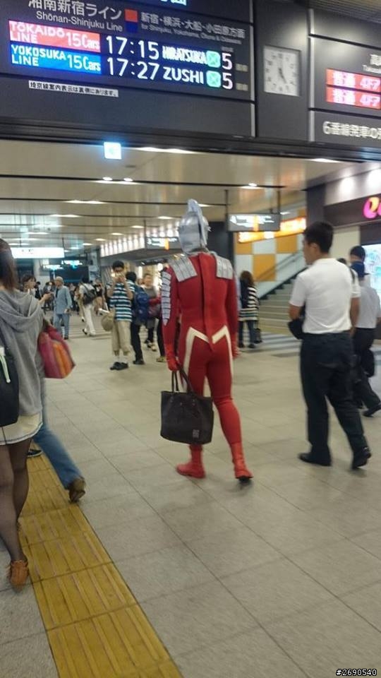 鹹蛋超人下班，慘遭女警…