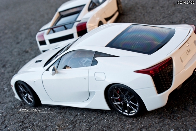 【寫真】東西洋會師─Lexus LFA vs. Lamborghini Gallardo Superleggera 1:18