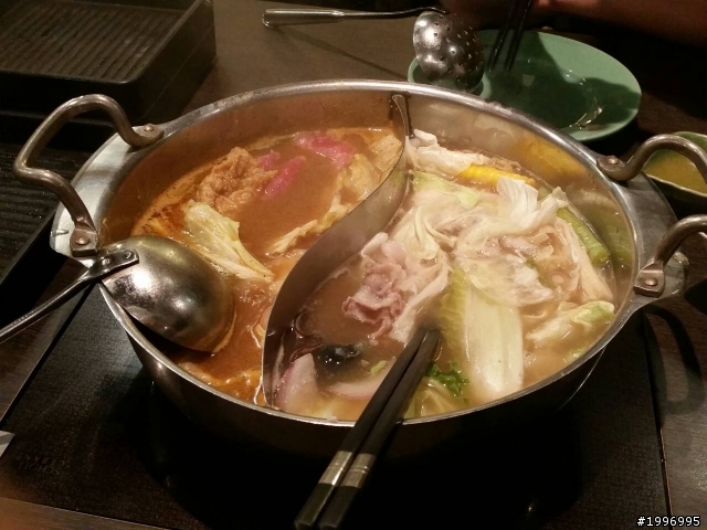 新買的S5，昨天在餐廳燈光昏暗地方拍照，畫質很像油畫