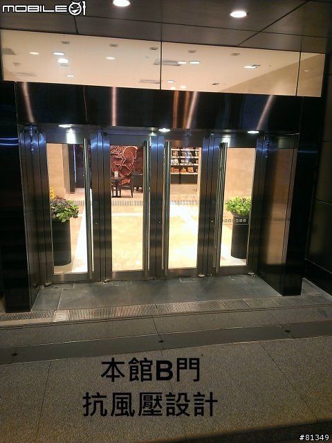 [已改善]感謝台南新光三越西門店，改善大門設計