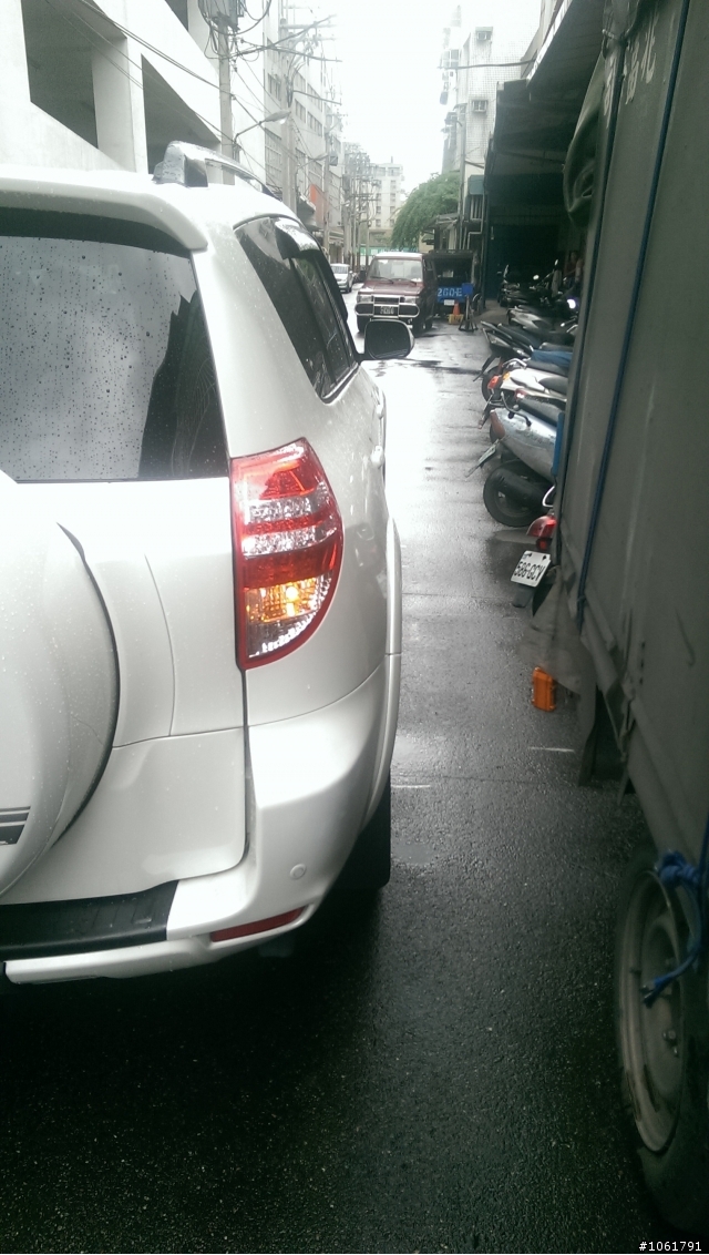 窄路會車~我靜止,對方擦撞到我的車,如何判定?
