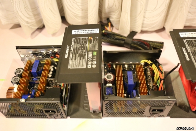 技嘉科技-白金電源供應器SUMO白金牌電源開箱...XD