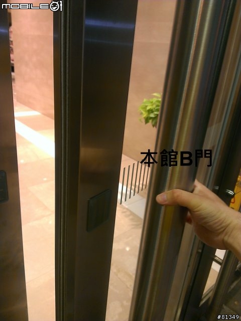 [已改善]感謝台南新光三越西門店，改善大門設計